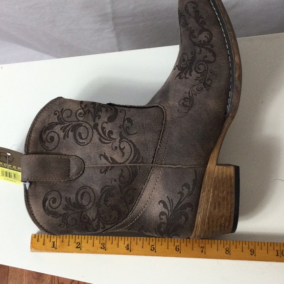 Roper Brown Western Boots with Embroidery - Picture 9 of 10